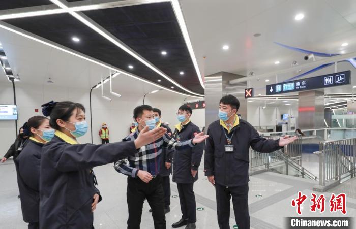 图为京港地铁次渠站工作人员在模拟练习为乘客指路。<a target=<i></i>'_blank<i></i>' href=<i></i>'/<i></i>'>中新社</a>记者 贾天勇 摄