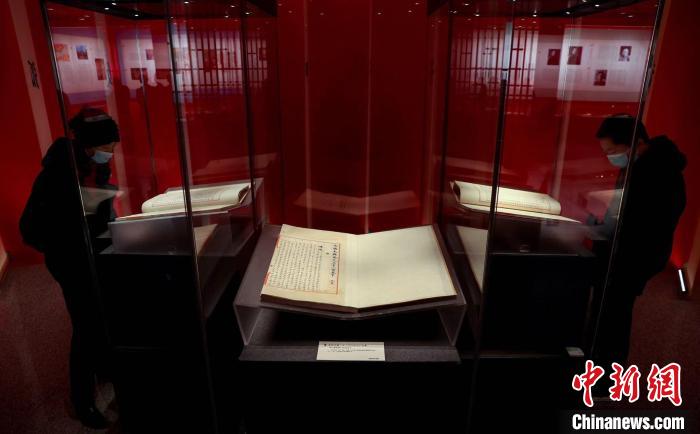 图为观众正在观看《永乐大典》嘉靖副本 张畅 摄