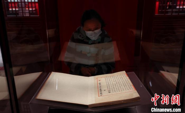 图为观众正在观看《永乐大典》嘉靖副本 张畅 摄