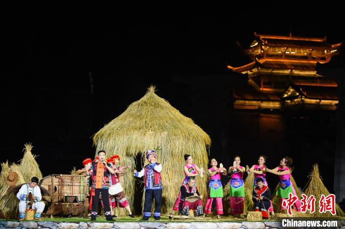 图为演员们正在演唱酉阳民歌《阿啦调情歌》。何蓬磊 摄