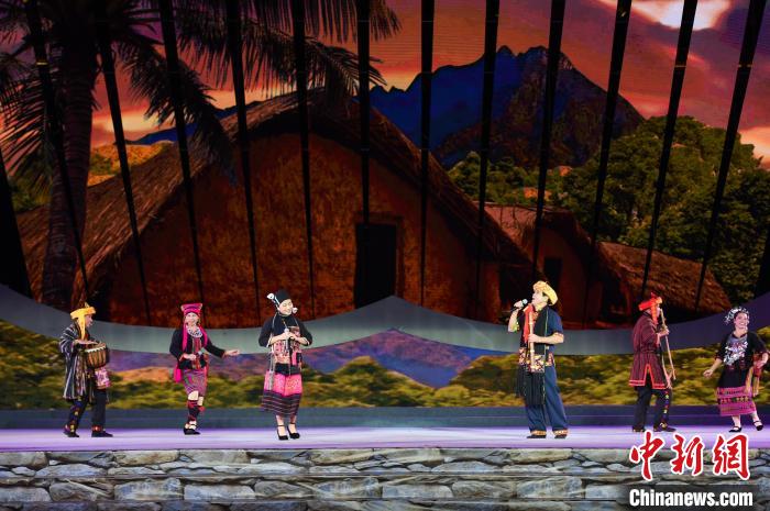 图为演员们正在演唱海南黎族原生态欧欧调民歌《田野欢歌》。何蓬磊 摄