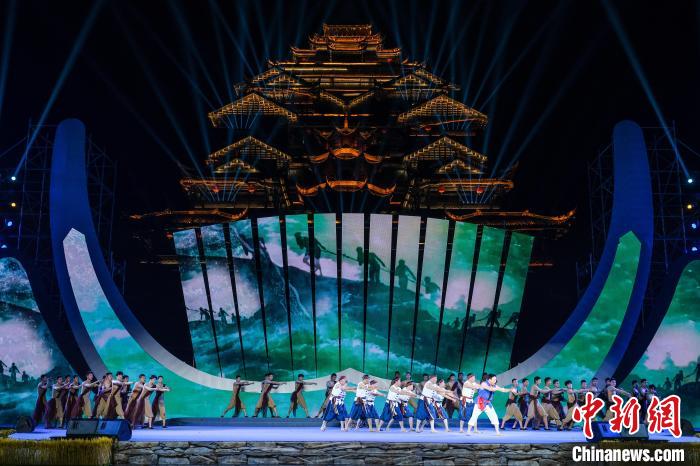 图为演员们正在演唱川江号子。何蓬磊 摄