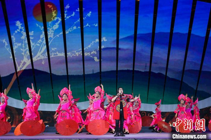 图为演员们正在演唱土家族民歌《太阳出来喜洋洋》。何蓬磊 摄