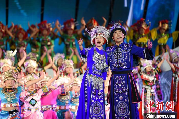 图为演员们正在演唱鞍子苗歌《娇阿依》。何蓬磊 摄