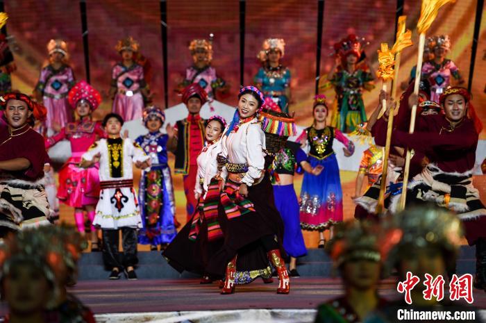 图为演员们正在表演藏族歌舞《炯卓》。何蓬磊 摄