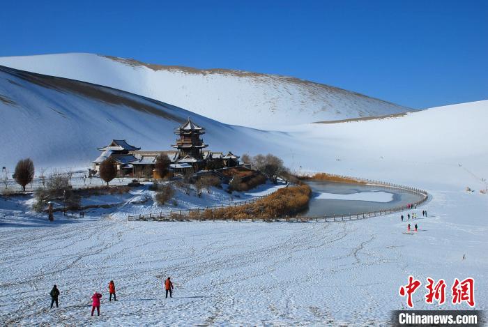 图为甘肃省敦煌市鸣沙山月牙泉雪景如画。(资料图) 张晓亮 摄