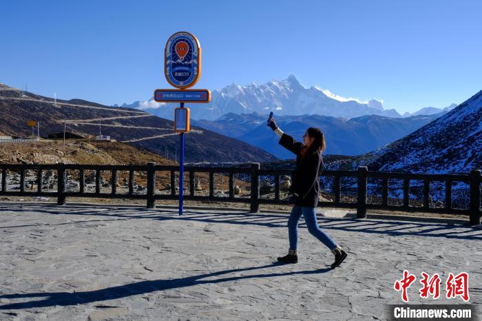 俄罗斯姑娘阿利亚·科瓦连科(Alevtina Kovalenko)在林芝色季拉山，远处为南迦巴瓦峰。江飞波 摄