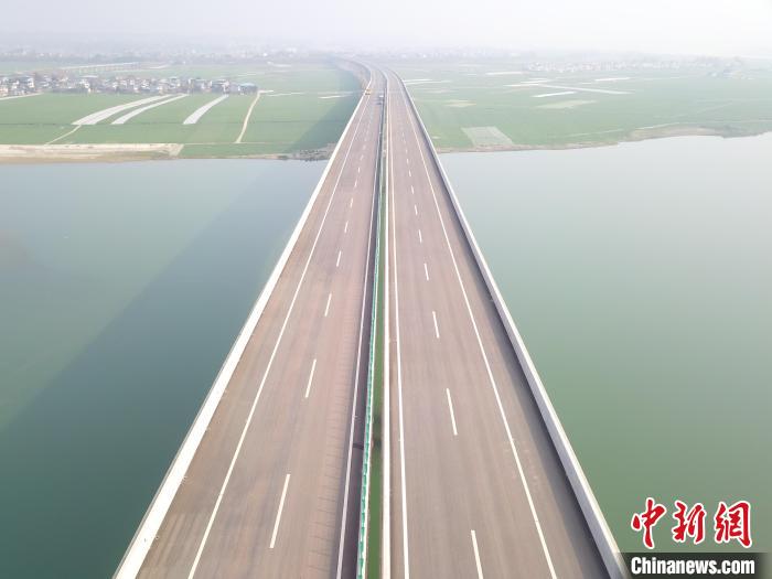 重庆3条出省高速公路通道同时通车