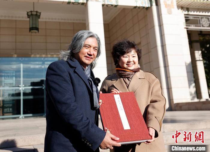 吴为山(左)为社区代表赠送馆介画册 杜洋 摄