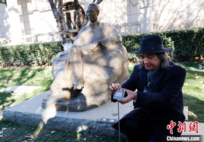 吴为山为雕塑《潘天寿》贴二维码