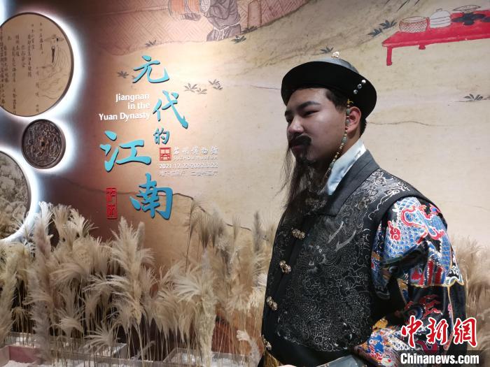 现场工作人员打扮成元代人的样貌。钟升 摄