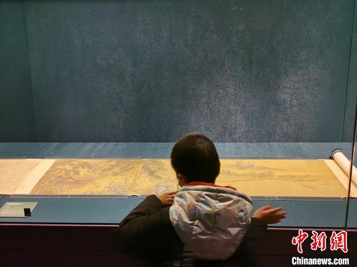 民众参观展出的文物。钟升 摄