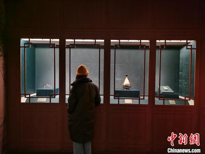民众参观展出的元代文物。钟升 摄