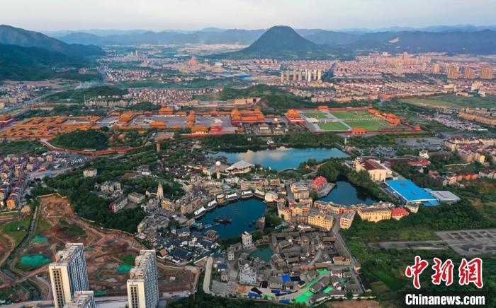 浙江横店影视城一景。包康轩 摄