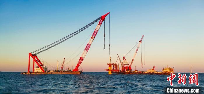 图为华能大连庄河海上风电场址Ⅳ1项目最后一根钢管桩沉桩施工结束。中国铁建港航局供图
