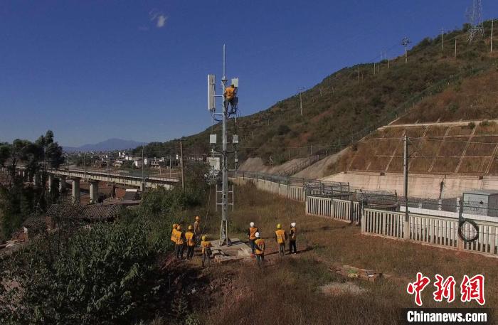 图为工人建设移动通信网络覆盖设施。梁颖 摄