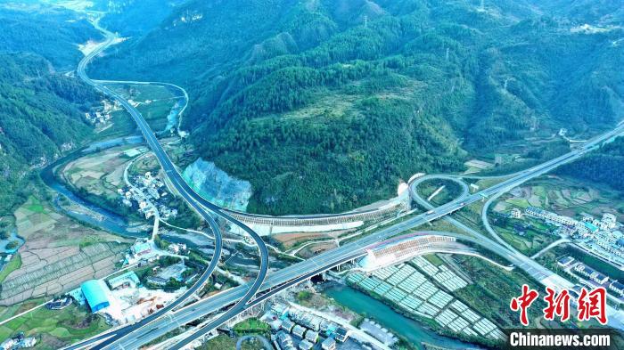 图为岳家寨互通。中交第四公路工程局有限公司供图