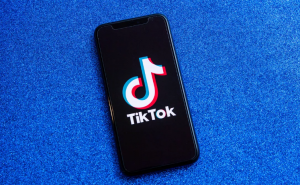 TikTok 与服务商达成合作，将在机场、酒店和餐馆的大屏中播放短视频