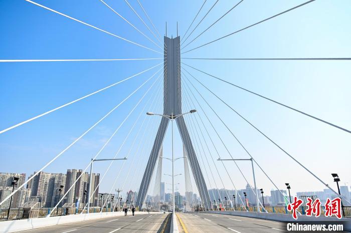 强化交通“大动脉”广州鹤洞大桥大中修工程完工