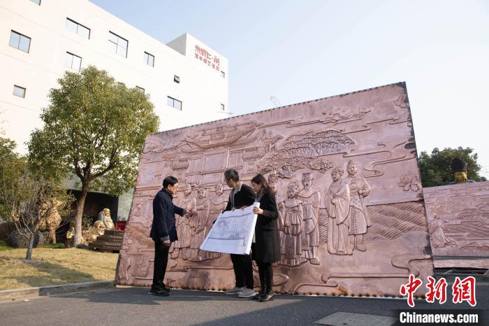 在壁画“剡中有戏”章节前,朱炳仁现场指导。袁佳鑫 摄