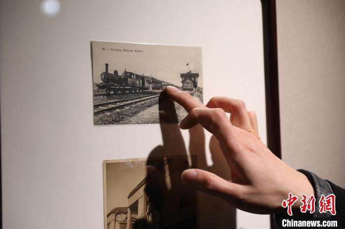 展览展出了清朝晚期，吴淞铁路吴淞站名信片。据介绍，吴淞铁路是中国第一条营运铁路，全长14.5公里。　张亨伟 摄