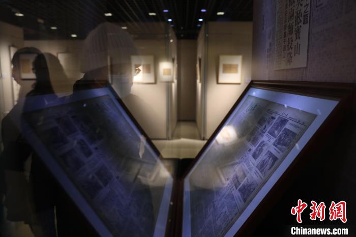 《宝山风华——纪念宝山命名610周年文献史料手迹展》在宝山区图书馆展出。　张亨伟 摄