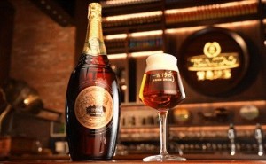 青岛啤酒发布艺术典藏超高端新品“一世传奇”
