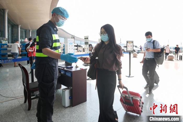 旅客经重庆江北机场出行。　重庆江北国际机场供图