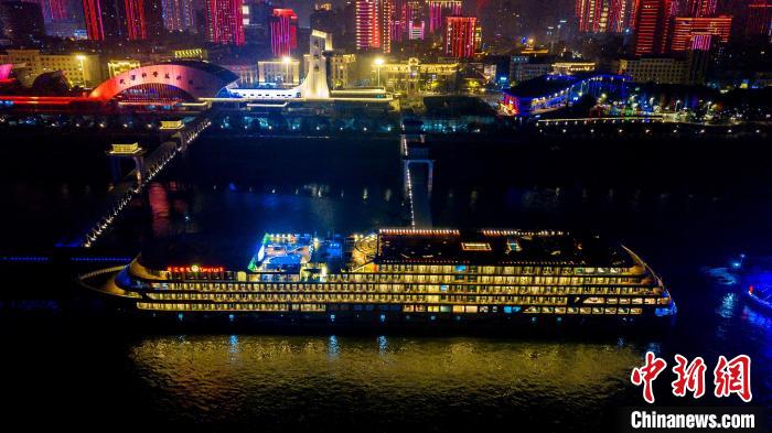 图为，夜幕下的“长江叁号” 长航集团供图