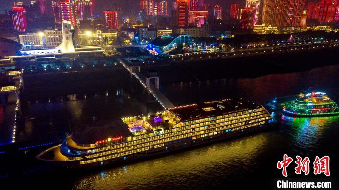 图为，武汉夜幕下的“长江叁号” 长航集团供图