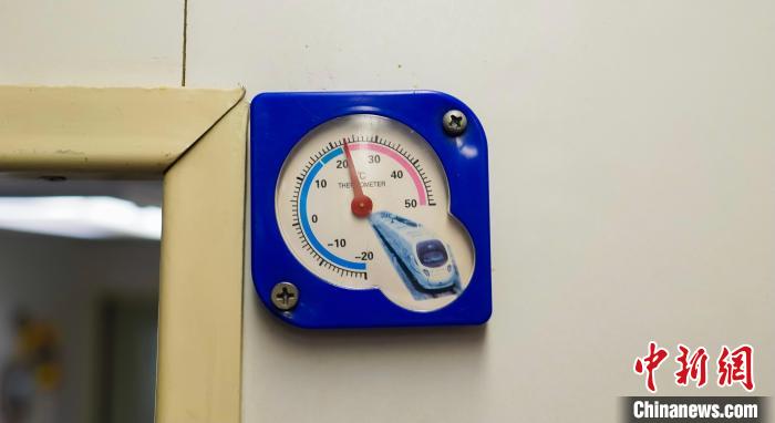 空调车内温度超20摄氏度。刑玉博 摄