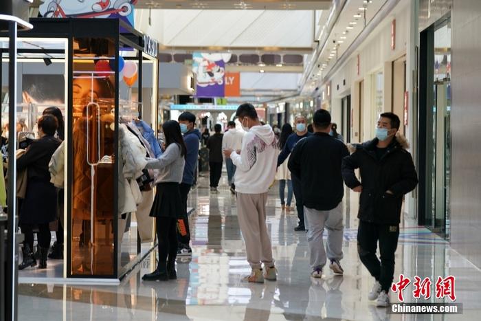 资料图：市民在商场购物。<a target=<i></i>'_blank<i></i>' href=<i></i>'/<i></i>'>中新社</a>发 孙汉仑 摄