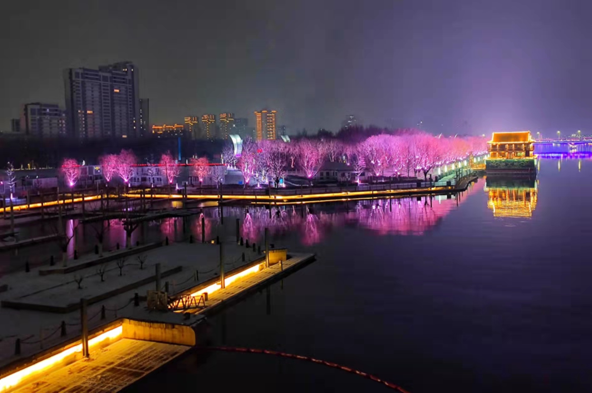 灯光、河水、沿岸景观融为一体，为城市副中心营造出喜庆的气氛。
