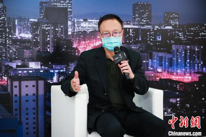 完美世界CEO萧泓接受媒体采访。完美世界 供图