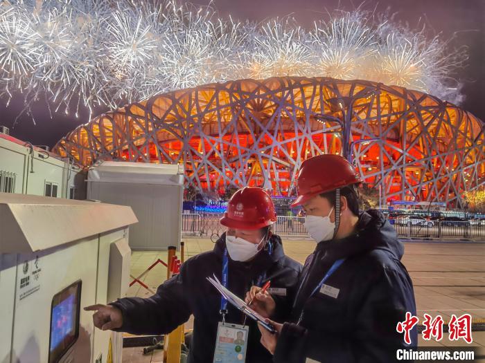 图为北京冬奥会开幕式期间，颁奖广场电力保障团队成员在北京颁奖广场进行设备巡视。康晓虎 摄