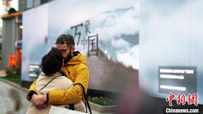 外国观众在《万象中国》预告片前幸福相拥 吕心泉 摄