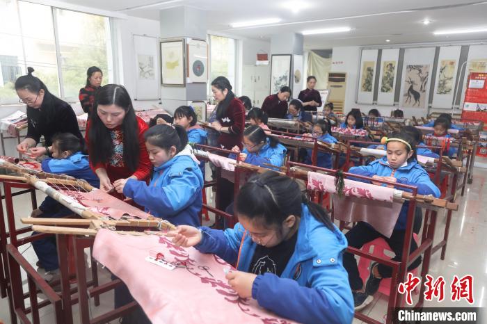 图为小学生正学习豫章绣。　刘力鑫 摄