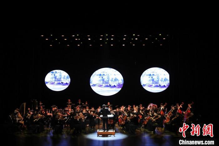 北京冬奥会交响组曲《冰雪相约》在顺义大剧院上演 王军国 摄
