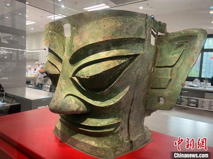 体量巨大的青铜大面具凸显了三星堆青铜文化的璀璨。　岳依桐 摄