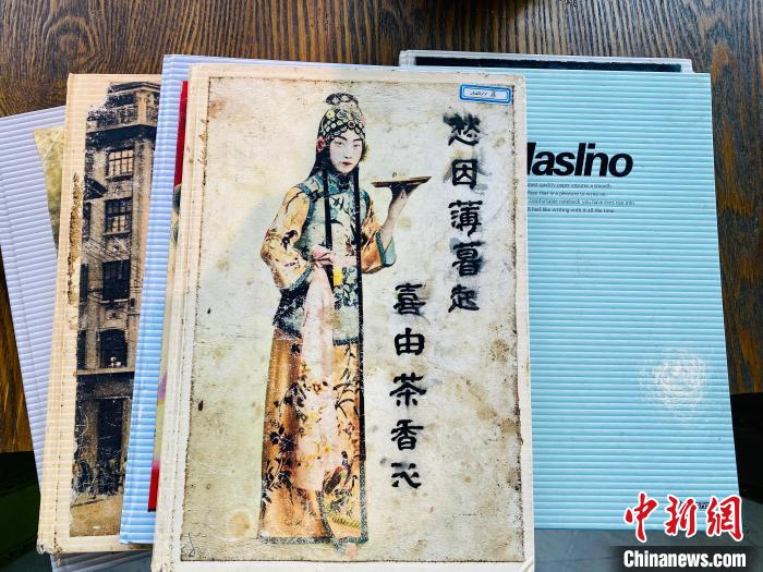 上海旧时的广告画。　罗欣悦 摄