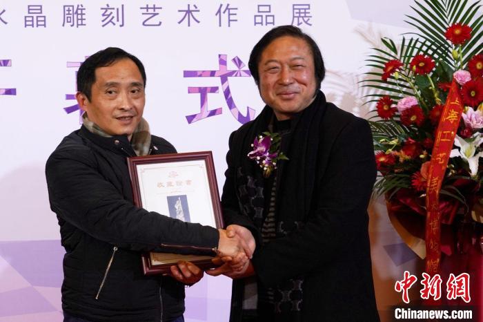 沈德盛向上海工艺美术博物馆捐赠作品，上海工艺美术博物馆馆长张心一为其颁证。　上海工艺美术博物馆供图