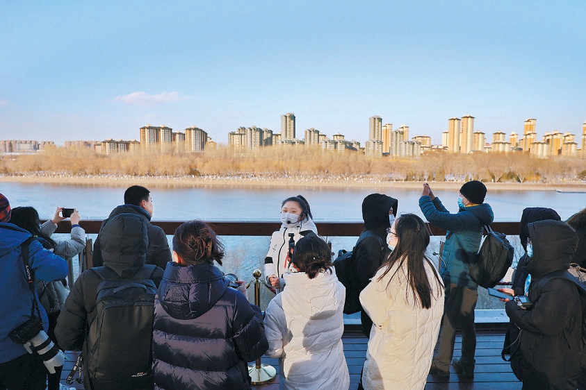 2月19日下午,中外记者来到大运河森林公园参观。本报记者 白继开摄