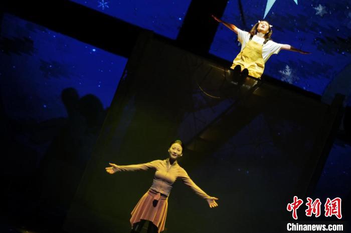 图为儿童音乐剧《冰墩墩雪容融之冰雪梦》剧照。　北京演艺集团供图