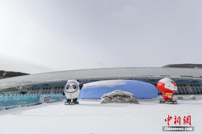 资料图：河北省张家口市崇礼区，京张高铁太子城站站前广场落满积雪。 <a target=<i></i>'_blank<i></i>' href=<i></i>'/<i></i>'>中新社</a>记者 贾天勇 摄