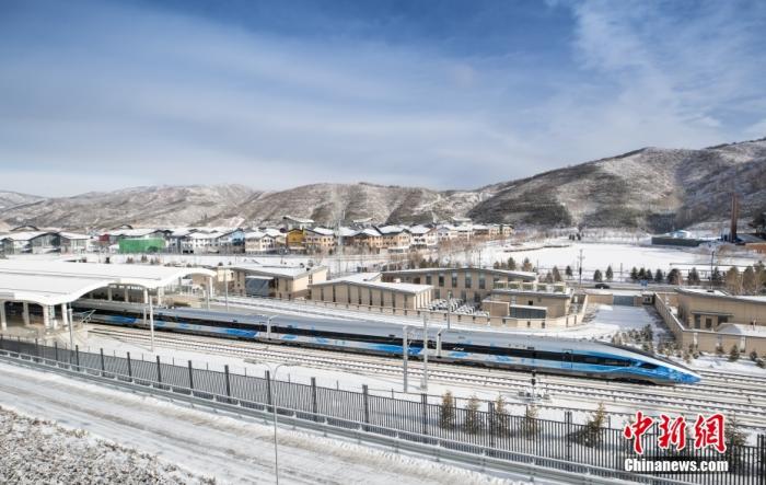 资料图：冬奥列车驶过北京冬奥会张家口赛区冬奥村。　 <a target=<i></i>'_blank<i></i>' href=<i></i>'/<i></i>'>中新社</a>记者 贾天勇 摄