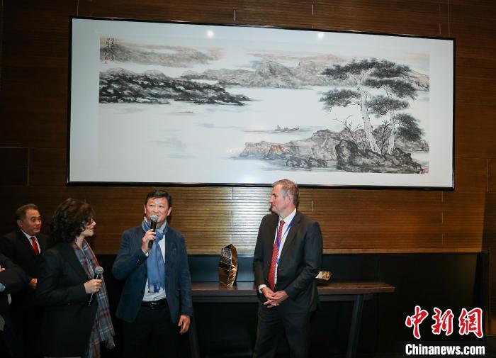 旅法华裔画家范一夫山水巨制入展法国驻华大使馆