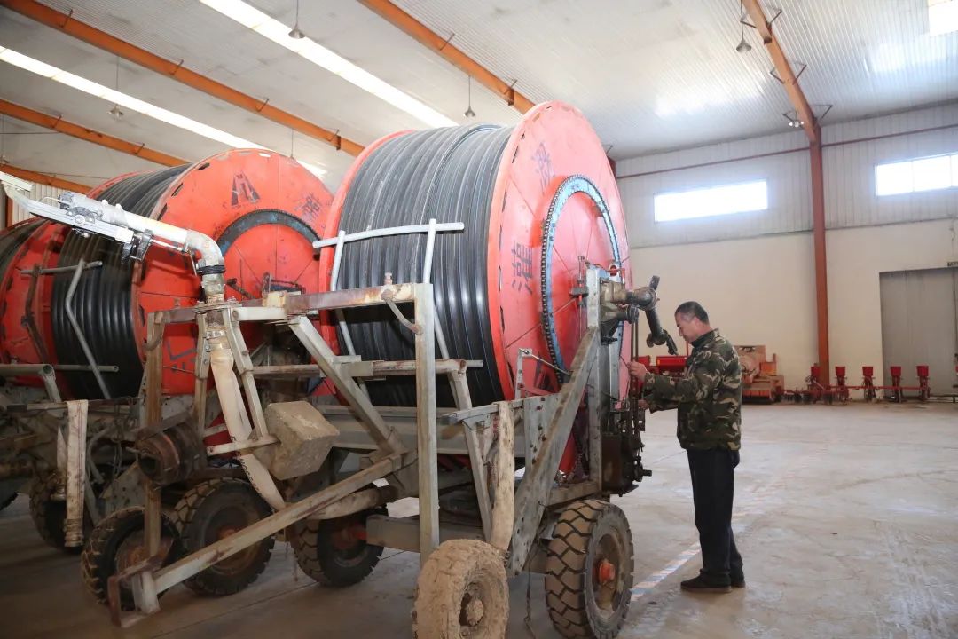 工作人员正在调试农耕机器。大兴区魏善庄镇供图