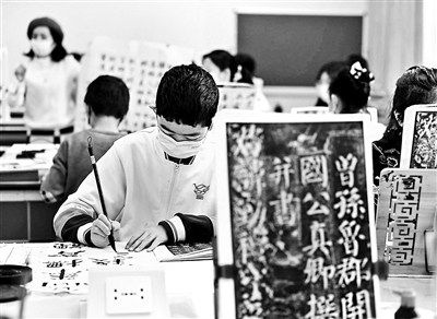 昨天上午，北京市少年宫迎来2022年春季学期开学，小学员们陆续走进414个活动小组开启新学期新课程。北京青年报记者了解到，春季学期北京市少年宫新增1300余个优质学位，提供艺术、体育、科技、美术、自然与健康五大类别49个项目7000余优质学位。与往年相比，本学期新引进了拉丁舞、街舞、体智融合项目（象棋、篮球）、少儿农艺等一批优质教育教学项目。