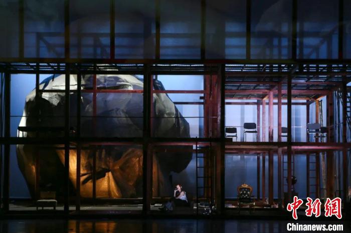 《红与黑》剧照 刘晃 摄