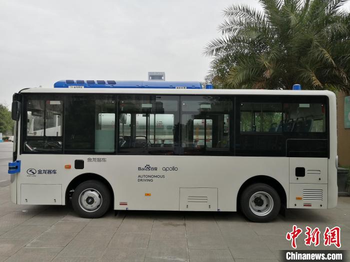 获成都第一批道路测试车辆行驶号牌的无人驾驶公交车。成都高新区 供图